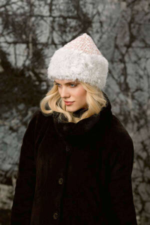 Knitting set Hat  with knitting instructions in garnwelt box in size one size