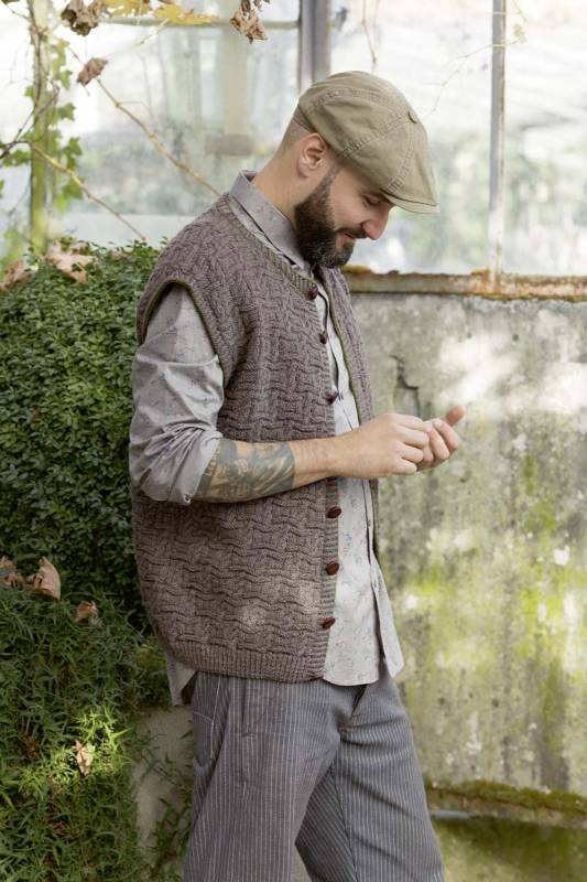 Knitting set Mens vest  with knitting instructions in garnwelt box in size S