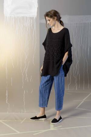 Knitting set Poncho AMIRA with knitting instructions in garnwelt box