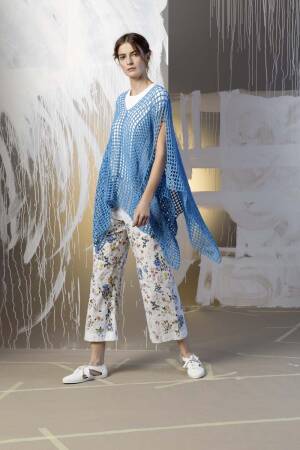 Knitting set Poncho  with knitting instructions in garnwelt box in size one size