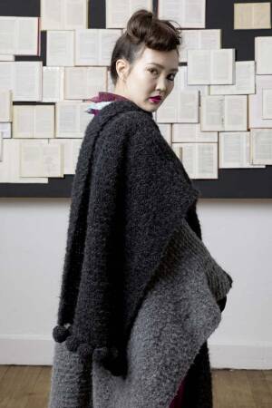 Strickset Poncho mit Pompon Lang Yarns PASSIONE mit Anleitung in garnwelt-Box