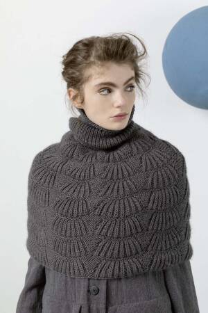 Knitting set Cape  with knitting instructions in garnwelt box in size S