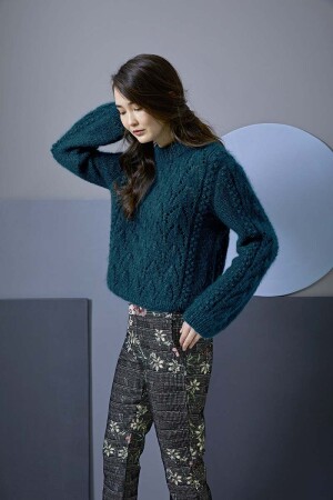 Knitting set Sweater  with knitting instructions in garnwelt box in size M