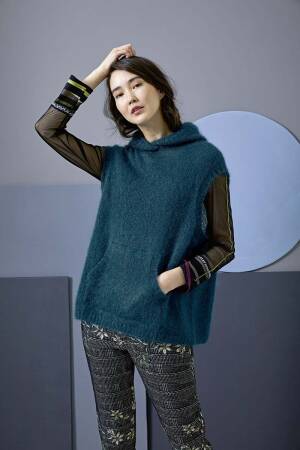 Knitting set Sleeveless pullover with hood MOHAIR LUXE with knitting instructions in garnwelt box
