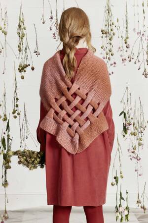 Knitting set Shawl  with knitting instructions in garnwelt box