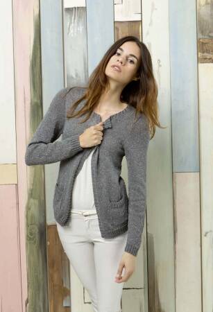Knitting set Cardigan  with knitting instructions in garnwelt box in size S
