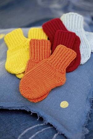 Strickset Söckli Lang Yarns CASHMERINO FOR BABIES AND MORE mit Anleitung in garnwelt-Box 62
