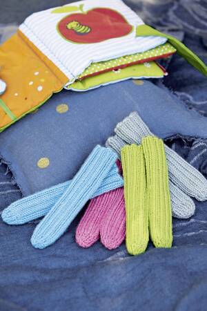 Strickset Söckli Lang Yarns CASHMERINO FOR BABIES AND MORE mit Anleitung in garnwelt-Box
