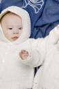Strickset Jäckchen mit Kapuze Lang Yarns CASHMERINO FOR BABIES AND MORE mit Anleitung in garnwelt-Box