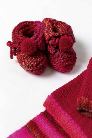 Knitting set Bootees MERINO 200 BEBE with knitting instructions in garnwelt box