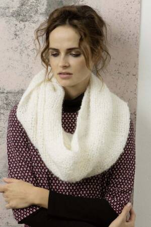 Strickset Möbiusschal Lang Yarns YARA mit Anleitung in garnwelt-Box