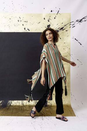 Knitting set Poncho NORMA with knitting instructions in garnwelt box
