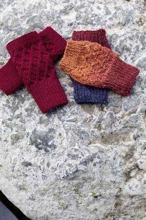 Knitting set Wrist warmers  with knitting instructions in garnwelt box
