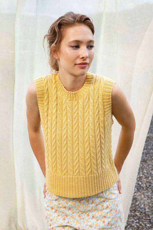 Knitting set Vest LIZA with knitting instructions in garnwelt box in size S