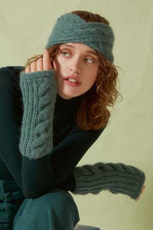 Knitting set Wristwarmers  with knitting instructions in garnwelt box
