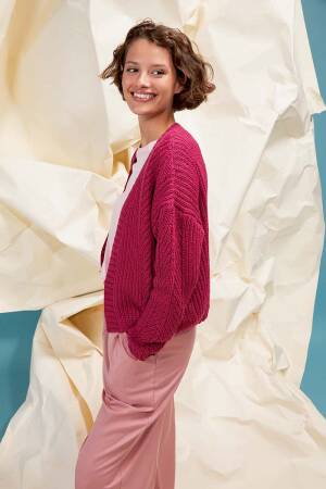 Knitting set Cardigan AMIRA LIGHT with knitting instructions in garnwelt box
