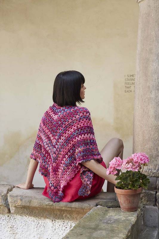 Strickset Crocheted triangular shawl ARTSY mit Anleitung in garnwelt-Box in Gre ca 74 x 150 cm