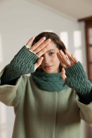 Strickset Fingerlose Handschuhe Lang YarnsCashmere Lace BETH mit Anleitung in garnwelt-Box ca 9.5 x 25 cm