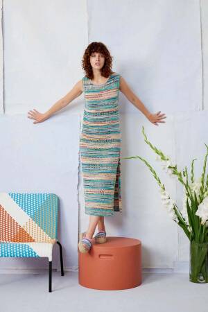 Strickset Kleid Lang Yarns Fiesta ANISSA mit Anleitung in garnwelt-Box