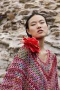 Strickset Gehäkelter Poncho WAD WOOLADDICTS Artsy INNER COMPASS mit Anleitung in garnwelt-Box