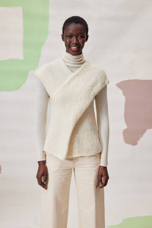 Knitting set Vest Lang Yarns Piuma Kimia with knitting instructions in garnwelt box