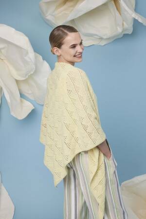 Strickset Dreiecktuch REGINA mit Anleitung in garnwelt-Box in Größe ca 79 x 191 cm
