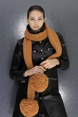 Knitting set Scarf with huge pompons  with knitting instructions in garnwelt box in size one size