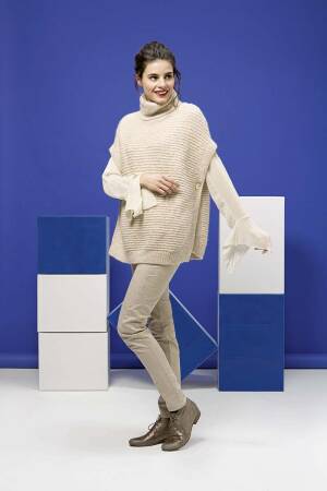 Knitting set Poncho MALOU LIGHT with knitting instructions in garnwelt box in size S-M