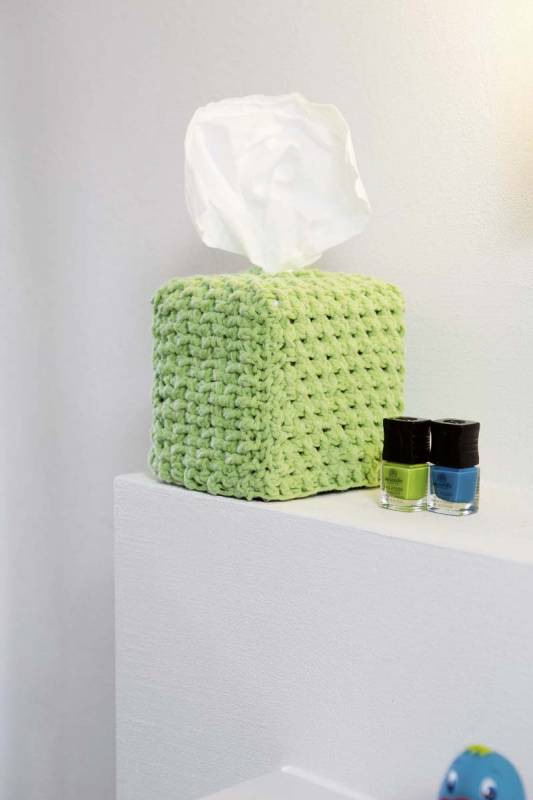 Knitting set Tissue box  with knitting instructions in garnwelt box in size ca 13x11x13 cm