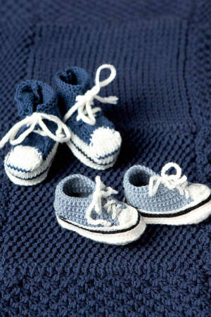 Strickset Babyfinkli gestrickt mit kurzer Schnürung Lang Yarns MERINO  mit Anleitung in garnwelt-Box