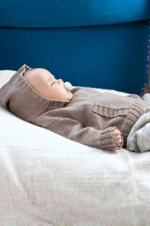 Knitting set Hooded sweater MERINO 200 BEBE with knitting instructions in garnwelt box