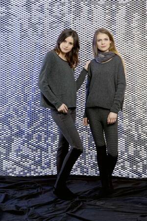 Strickset Weiter Pullover Lang Yarns NOVA mit Anleitung in garnwelt-Box