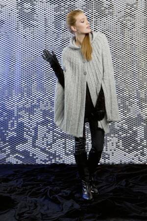 Strickset Cape mit Kapuze mit Anleitung in garnwelt-Box